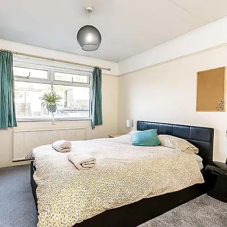 Bright & Stylish 3br - Close To Uwe & Free Parking- Ideal For Contractors And Work *