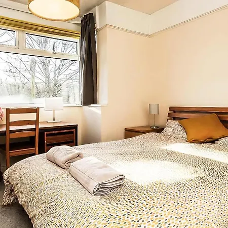 Bright & Stylish 3br - Close To Uwe & Free Parking- Ideal For Contractors And Work *