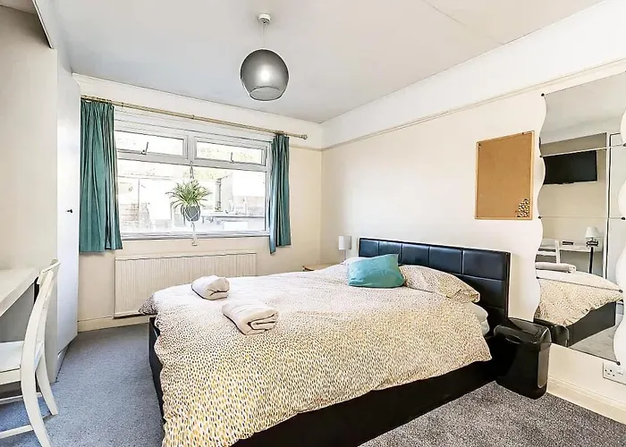 Bright & Stylish 3br - Close To Uwe & Free Parking- Ideal For Contractors And Work *