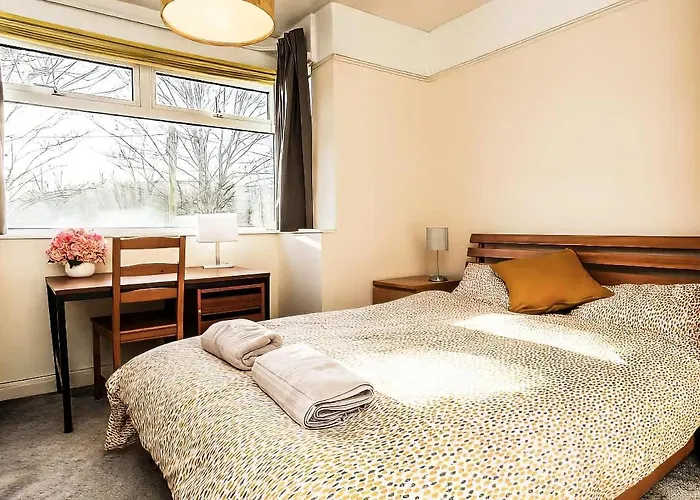 Bright & Stylish 3br - Close To Uwe & Free Parking- Ideal For Contractors And Work *