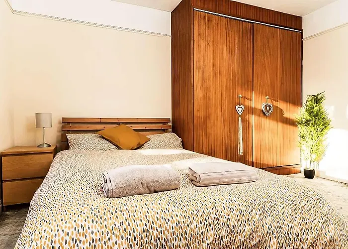 Bright & Stylish 3br - Close To Uwe & Free Parking- Ideal For Contractors And Work 度假居 *