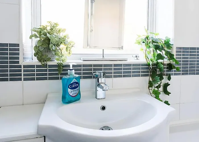 Bright & Stylish 3br - Close To Uwe & Free Parking- Ideal For Contractors And Work 度假居 *