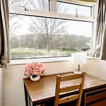 Bright & Stylish 3br - Close To Uwe & Free Parking- Ideal For Contractors And Work Будинок відпочинку *