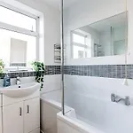 Будинок відпочинку Bright & Stylish 3br - Close To Uwe & Free Parking- Ideal For Contractors And Work