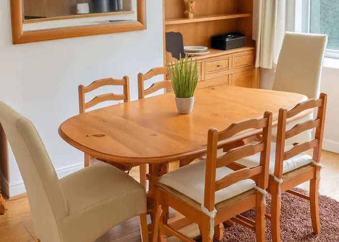 Bright & Stylish 3br - Close To Uwe & Free Parking- Ideal For Contractors And Work