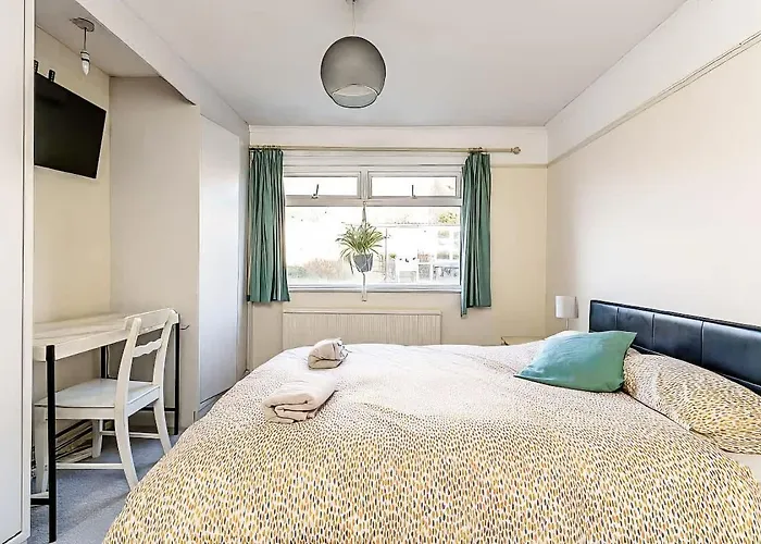 Feriehus Bright & Stylish 3br - Close To Uwe & Free Parking- Ideal For Contractors And Work *